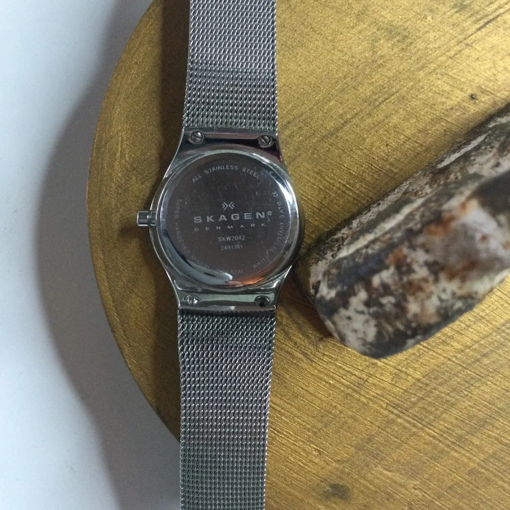 SKAGEN WOMENS GLITZ MOTHER OF PEARL DIAL WATCH EUC